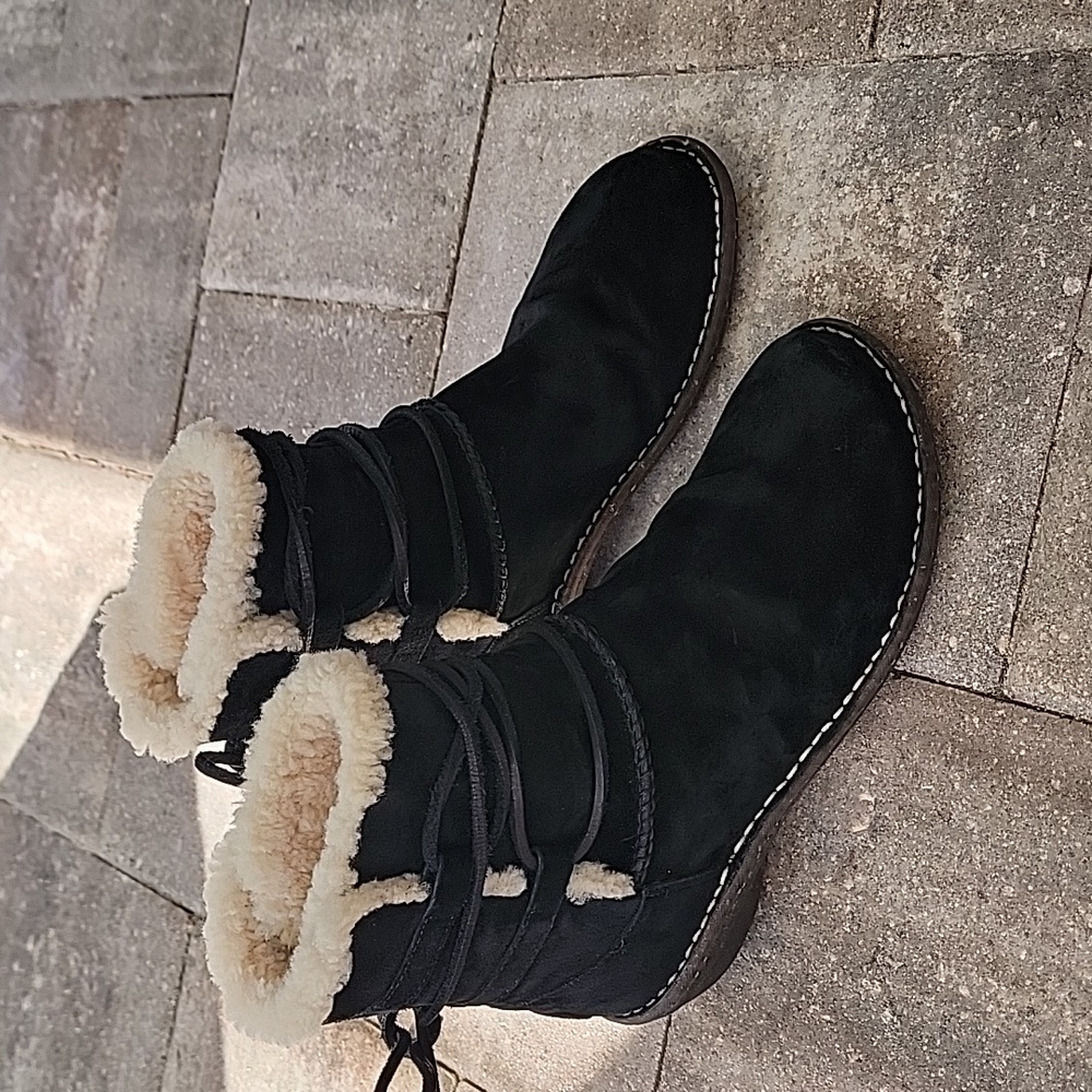 UGG Caspia Black Suede Sheepskin Lined Ankle Boots Sz 9